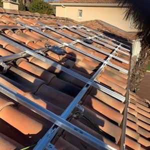 Montage rails en cours en surimposition toiture à Millau (12), Cadenet photovoltaïque