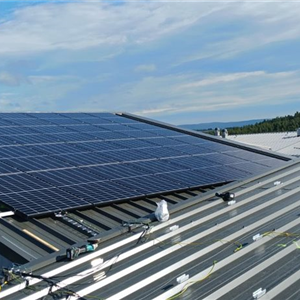 Chantier de 36 kWc en cours de pose à Peyre en Aubrac (48), Cadenet photovoltaïque