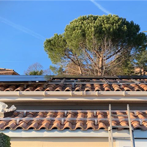 Montage rails en cours en surimposition toiture à Millau (12), Cadenet photovoltaïque